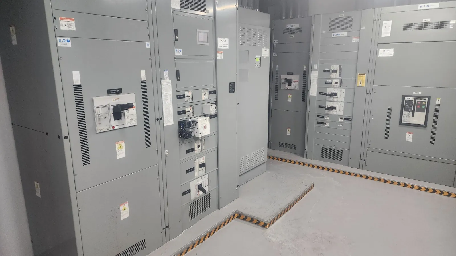 Cuarto eléctrico con tableros de distribución instalados por INSOSA
