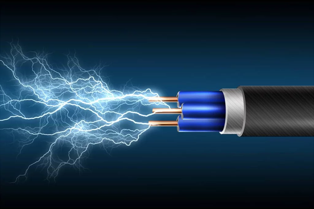 Chispa eléctrica saliendo de un conductor de cobre — ingeniería eléctrica en Panamá