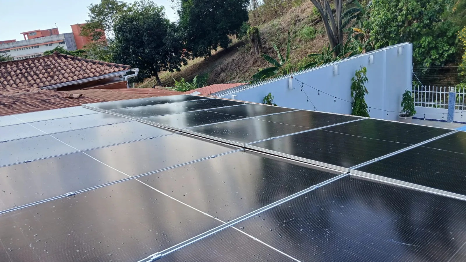 Paneles fotovoltaicos instalados por INSOSA, vista a nivel de cubierta