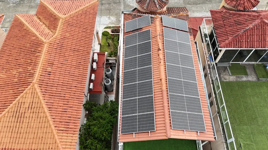 Vista aérea de arreglo fotovoltaico instalado sobre techo de tejas