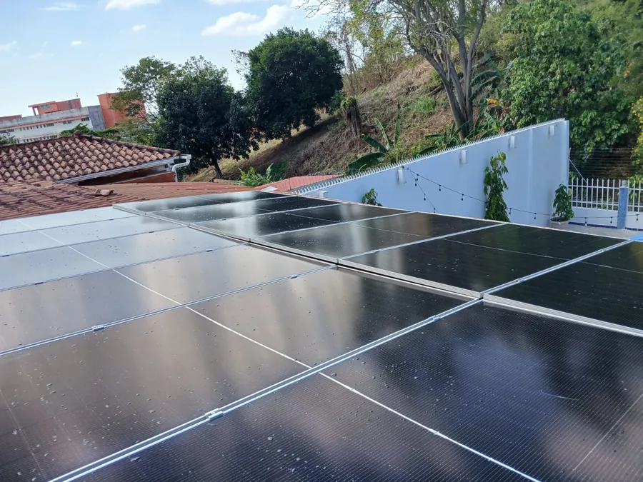 Paneles fotovoltaicos instalados y alineados, vista a nivel de cubierta